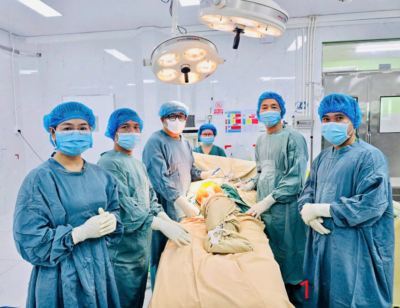 Trung tâm Y tế TP. Thuận An tiên phong phẫu thuật thay khớp háng bán phần tại tuyến huyện