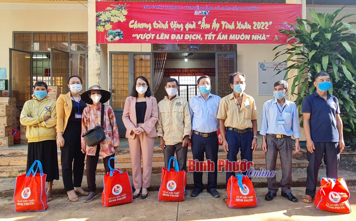 Công ty Xổ số kiến thiết Bình Phước phối hợp với Đài Phát thanh – Truyền hình và Báo Bình Phước (BPTV) tổ chức trao tặng quà tết đến với bà con 2 xã Bom Bo và Bình Minh, huyện Bù Đăng.