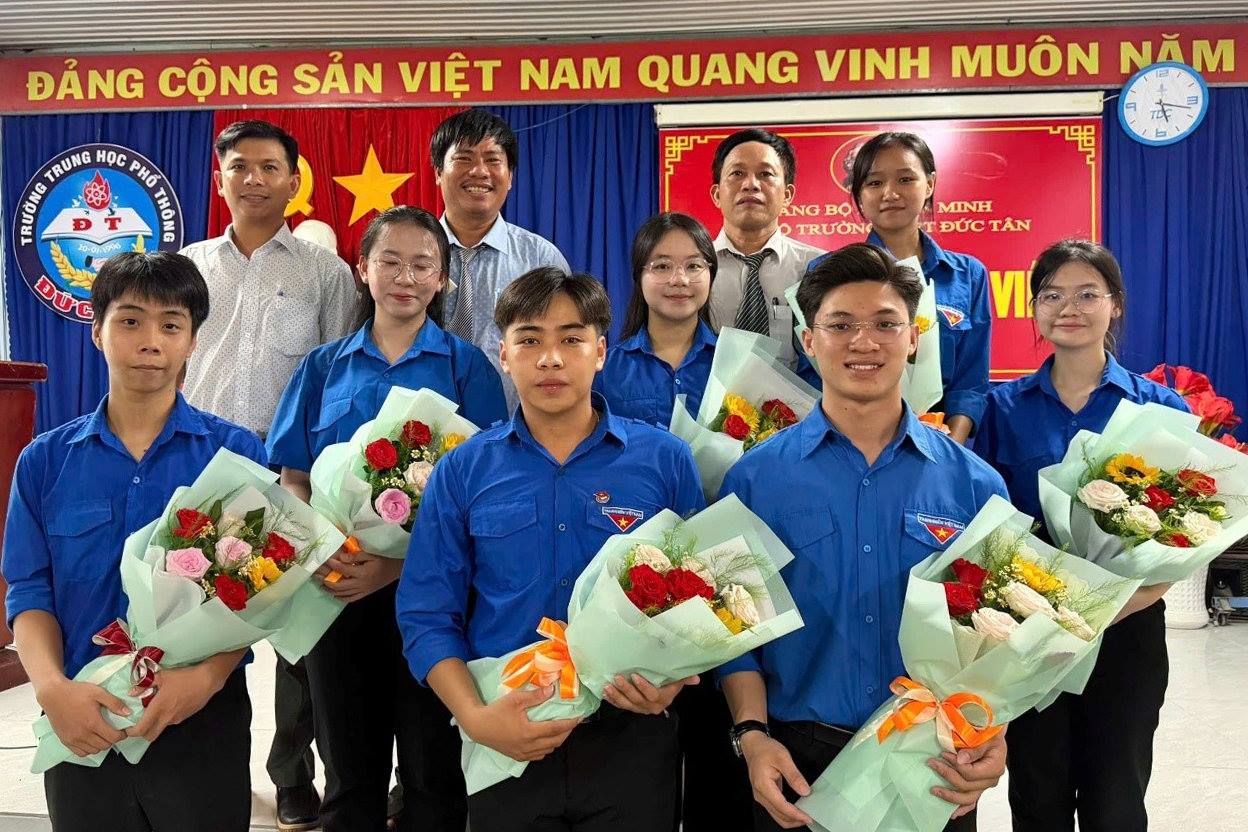 Gieo “hạt giống đỏ” dưới mái trường THPT