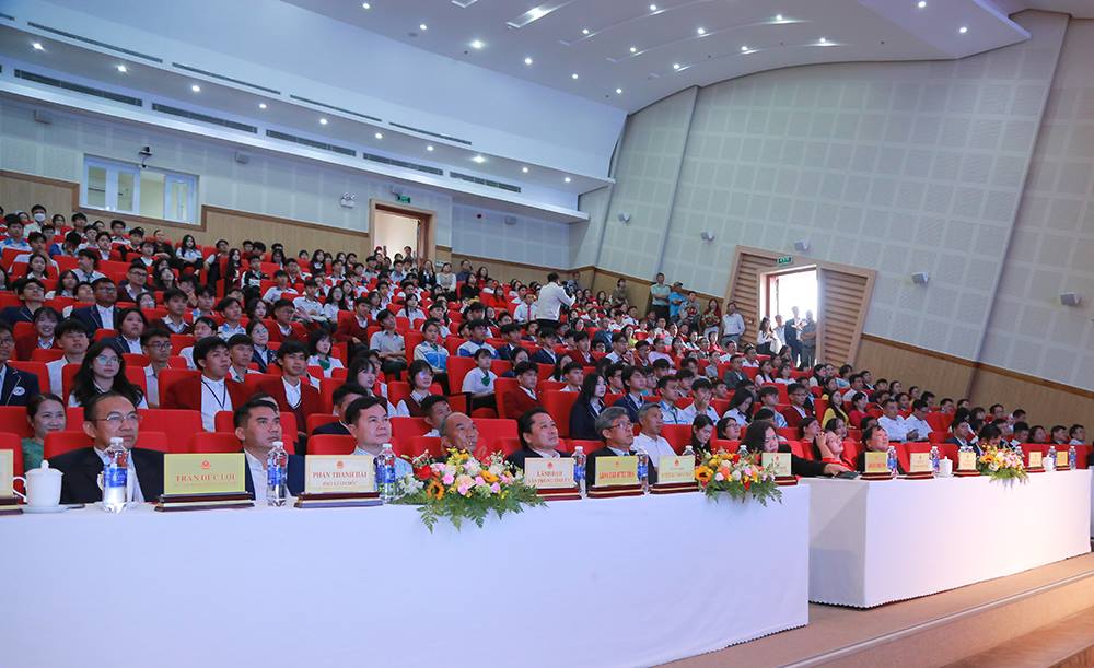 Lan tỏa tinh thần học tập và làm theo Bác từ Lễ tuyên dương học sinh giỏi Lâm Đồng