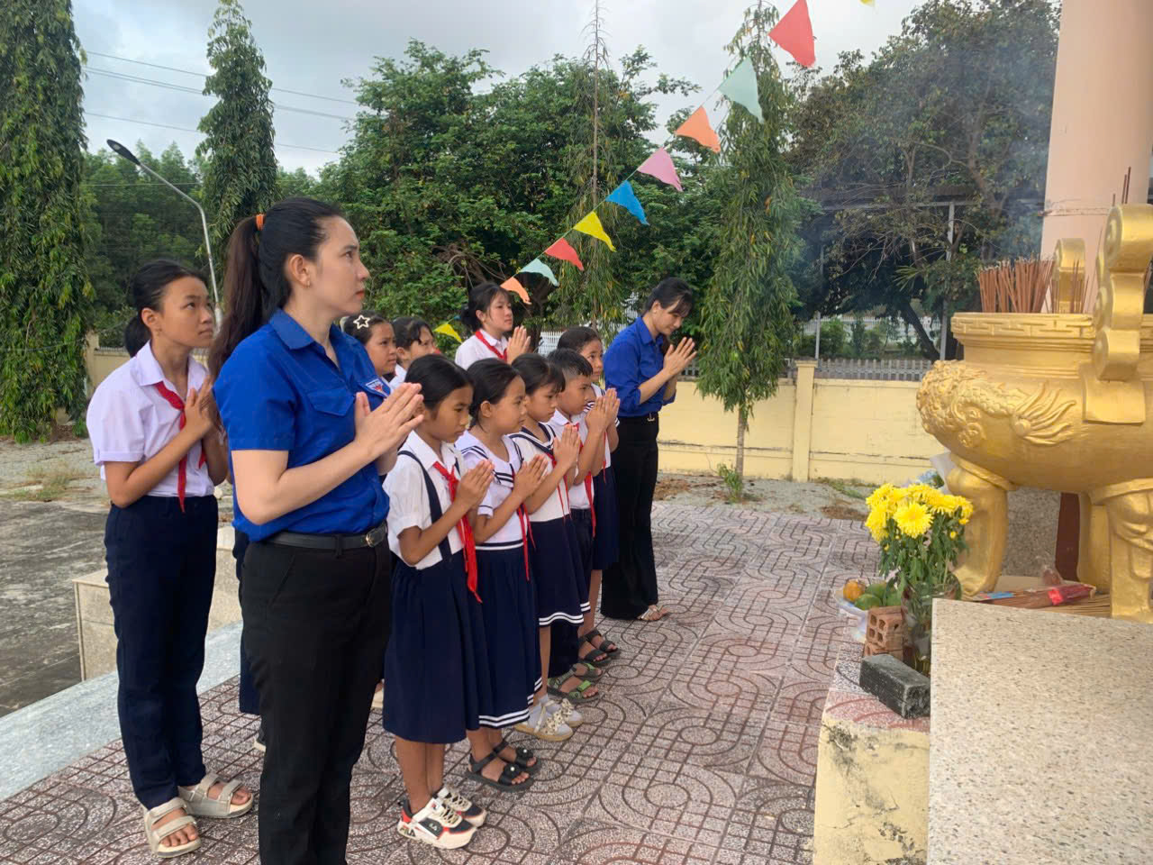 Liên đội Tiểu học Tân Phước 2 phối hợp cùng Xã Đoàn Tân Phước tổ chức lễ dâng hương tưởng niệm các anh hùng liệt sĩ
