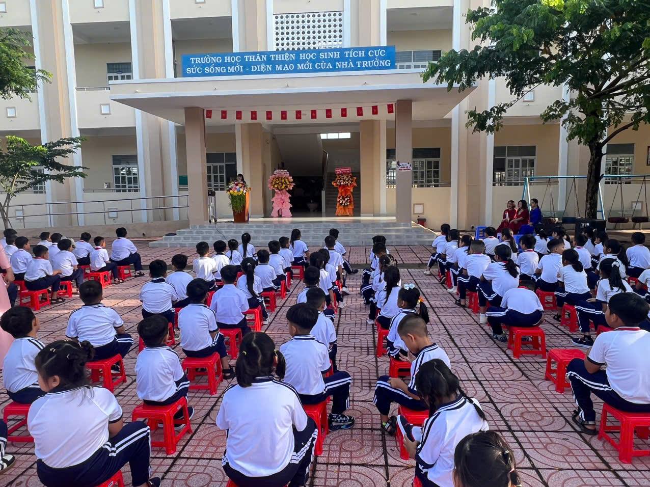 SINH HOẠT DƯỚI CỜ TUẦN 1 – CHỦ ĐỀ “EM VÀ TRƯỜNG TIỂU HỌC THÂN YÊU”