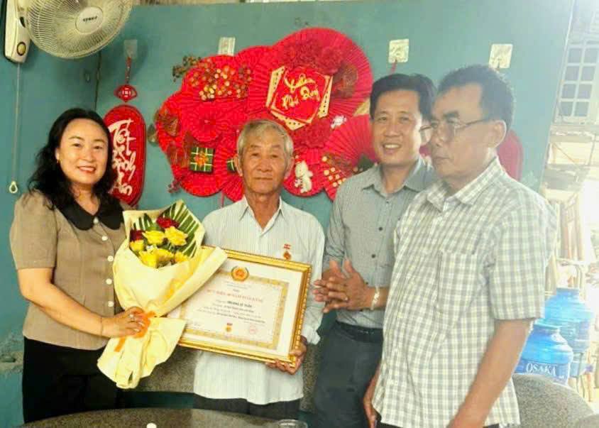 Xã Hàm Thuận Bắc trao Huy hiệu Đảng đợt 19/5/2026