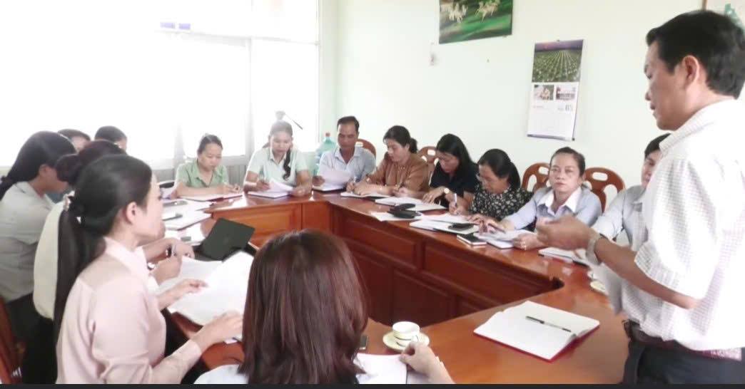 Lãnh đạo UBND xã Đức Linh làm việc với phòng Văn hóa - Xã hội