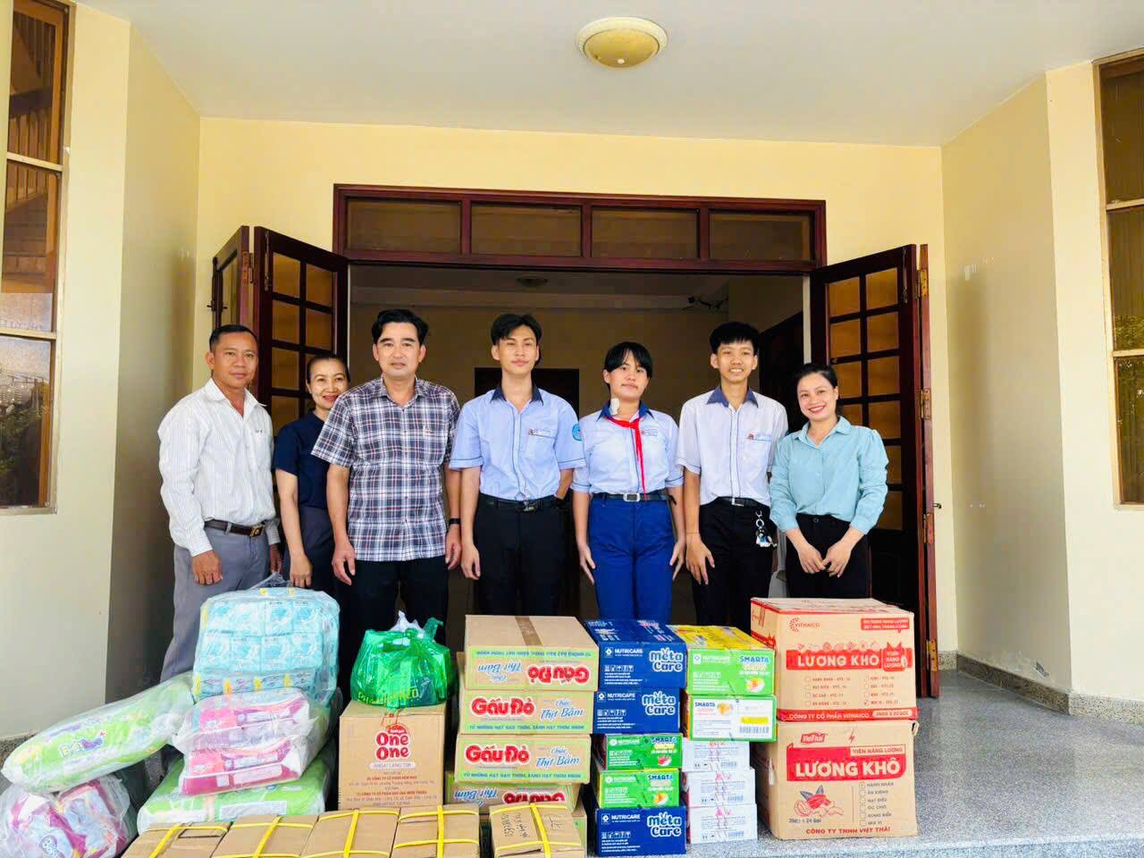 CÂU CHUYỆN ĐẸP GIỮA MÙA LŨ: TẤM LÒNG CỦA HAI ANH EM HỌC SINH GÓP MỘT CHỈ VÀNG HỖ TRỢ ĐỒNG BÀO VƯỢT QUA KHÓ KHĂN