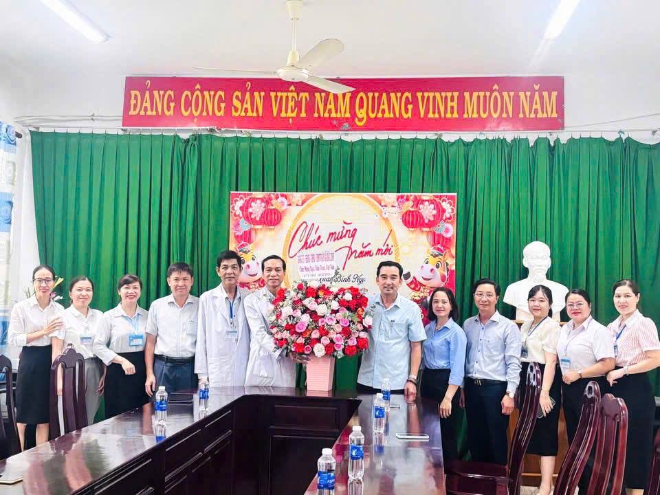 Lãnh đạo Đảng ủy - HĐND - UBND - Ủy ban MTTQVN xã Đức Linh thăm tặng quà nhân dịp ngày thầy thuốc Việt Nam 27/02