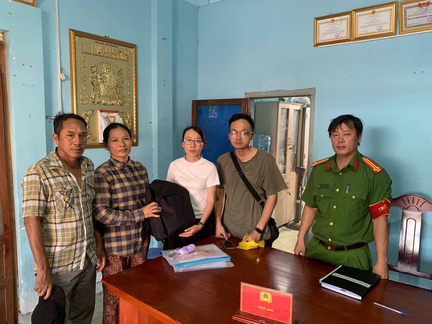 Phan Rí Cửa: Nhặt được tài sản trị giá gần 200 triệu đồng trả lại người bị mất Ngày 20/7, Công xã Phan Rí Cửa, Lâm Đồng đã biểu dương người nhặt được tài sản nộp lại cho Công an và tổ chức trao lại tài sản, các giấy tờ quan trọng cho người đánh rơi.