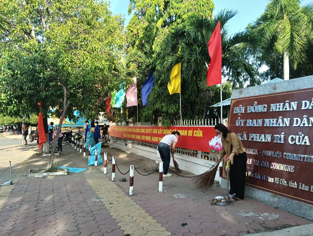 CHIẾN DỊCH LÀM VỆ SINH MÔI TRƯỜNG CHÀO MỪNG ĐẠI HỘI ĐẠI BIỂU ĐẢNG BỘ XÃ PHAN RÍ CỬA LẦN I (2025-2030).
