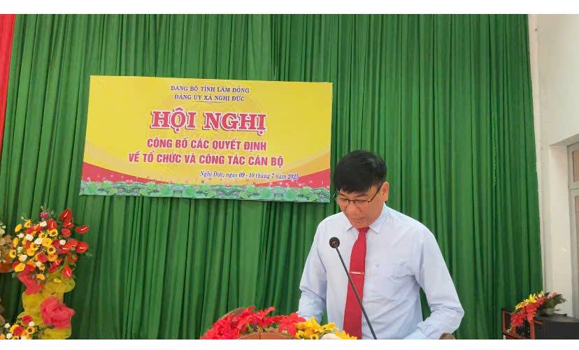Đảng ủy xã Nghị Đức công bố Quyết định thành lập các Cơ quan chuyên trách tham mưu, giúp việc, đơn vị sự nghiệp của Đảng và các quyết định về công tác cán bộ.