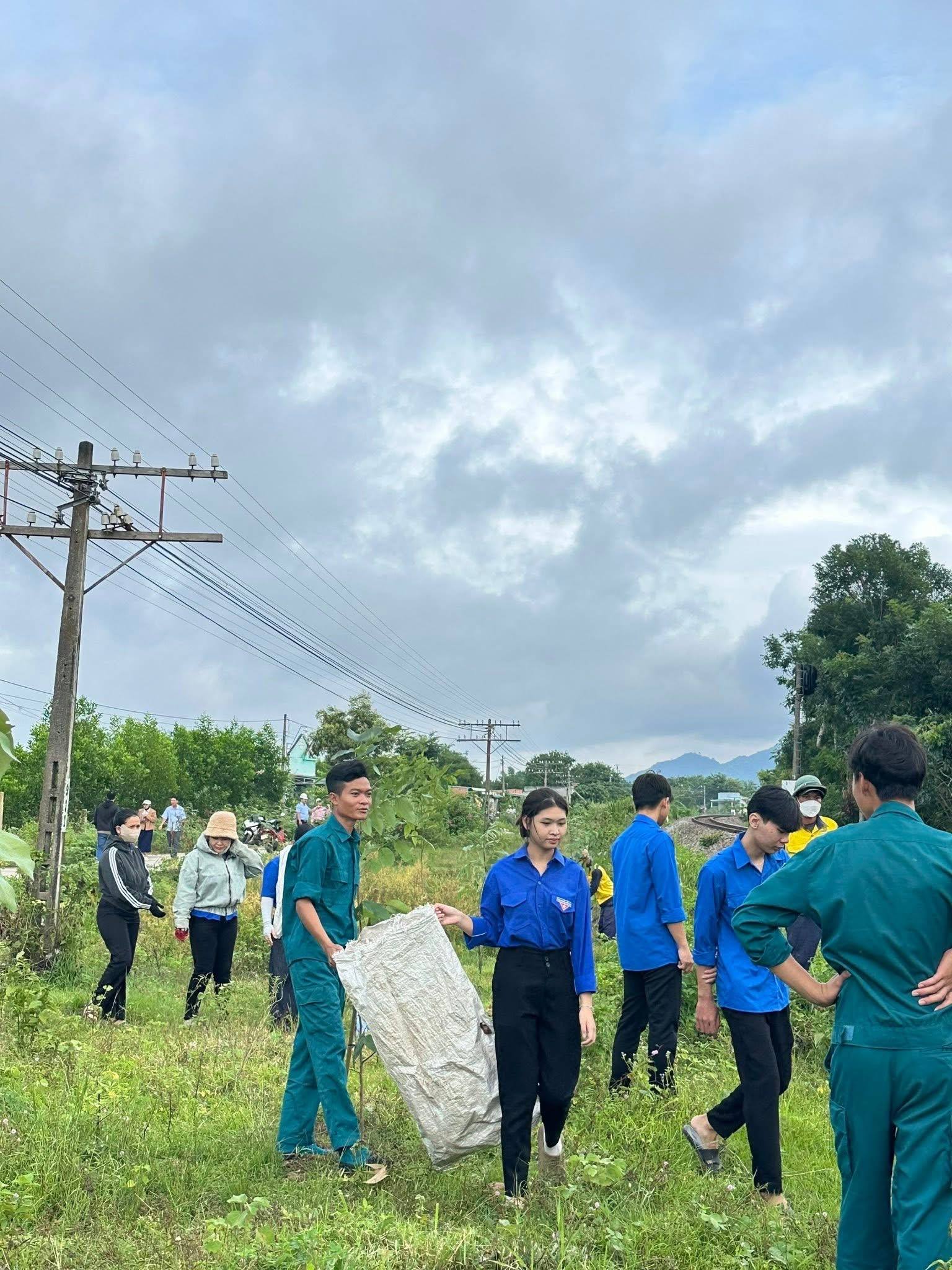 Cán bộ và nhân dân xã Suối Kiết: Tăng cường thu gom rác thải, bảo vệ môi trường hướng tới Kỷ niệm 80 năm Quốc khánh 02/9