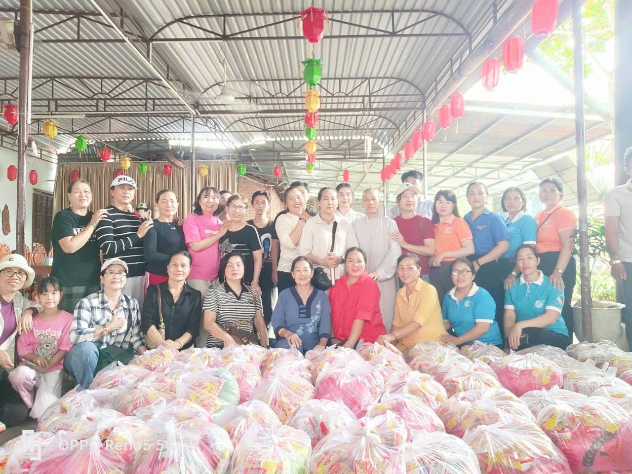 Những phần quà ý nghĩa đến với bà con nghèo và thiếu nhi có hoàn cảnh khó khăn tại Thôn 2 (Gia Huynh), xã Suối Kiết