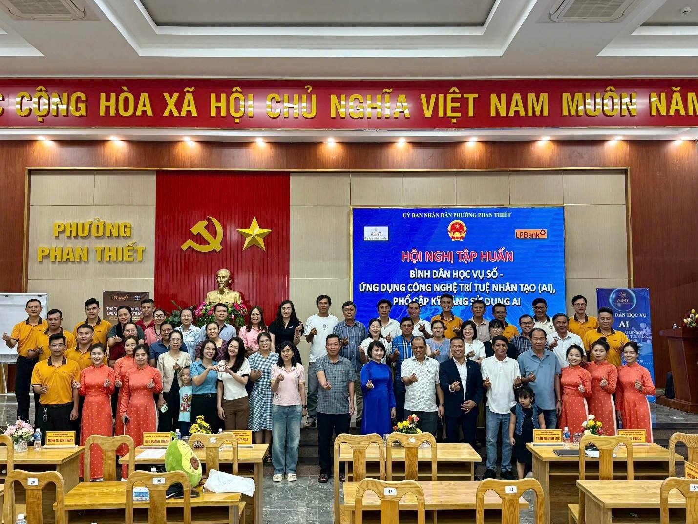 TĂNG CƯỜNG ỨNG DỤNG TRÍ TUỆ NHÂN TẠO TRONG GIẢI QUYẾT THỦ TỤC HÀNH CHÍNH: CÁN BỘ CƠ SỞ THAM GIA TẬP HUẤN NÂNG CAO NĂNG LỰC SỐ