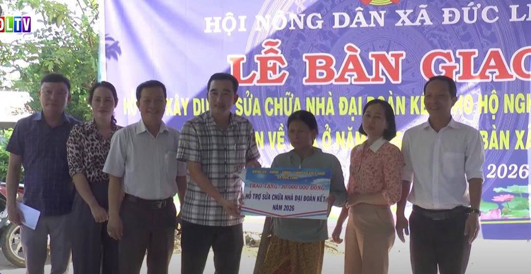 Tổ chức bàn giao nhà Đại đoàn kết cho hộ cận nghèo tại thôn 1 xã Đức Linh