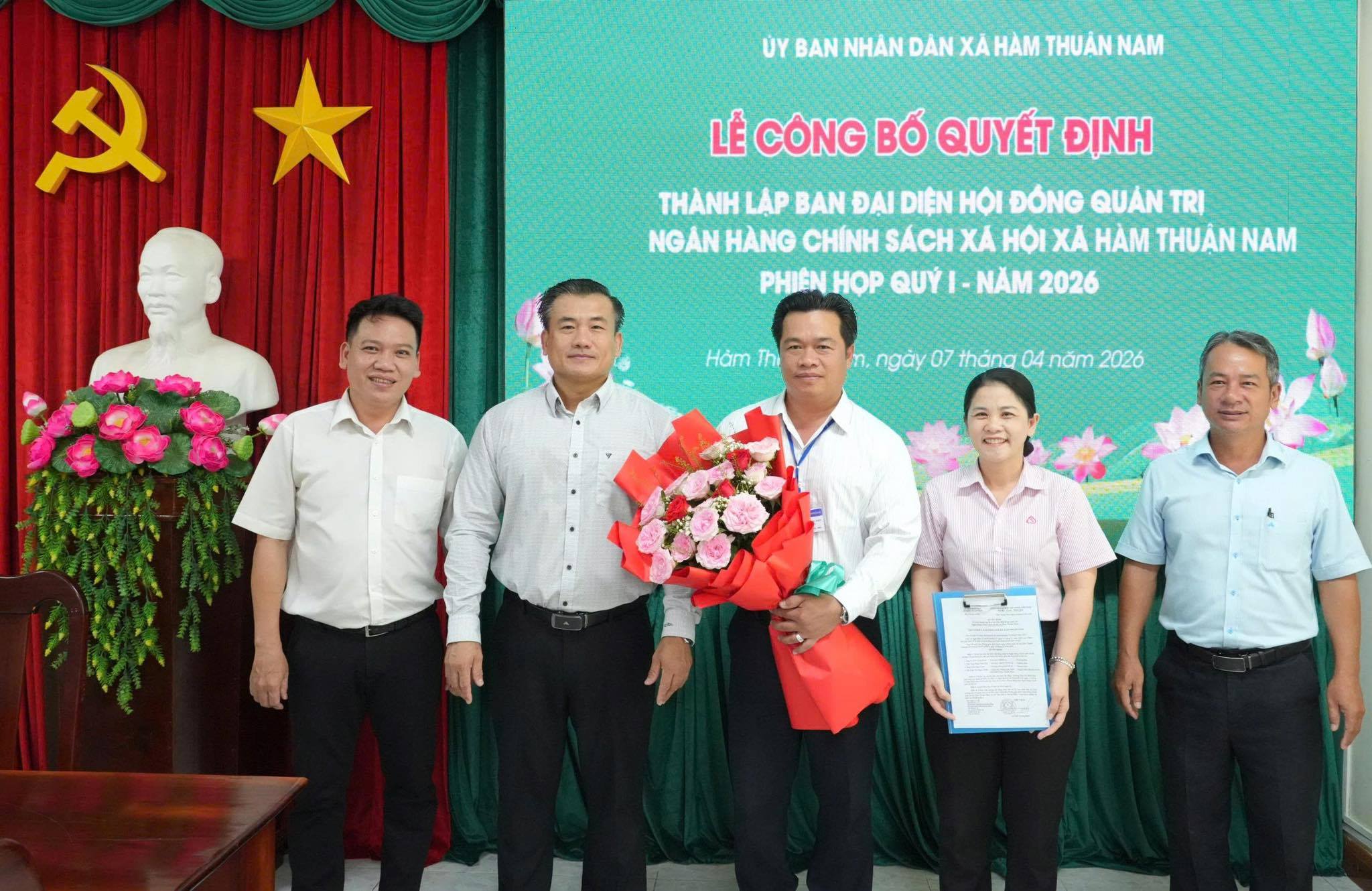 Lễ Công bố Quyết định thành lập Ban Đại diện Hội đồng quản trị NHCSXH xã Hàm Thuận Nam và họp Ban đại diện Hội đồng quản trị phiên đầu tiên