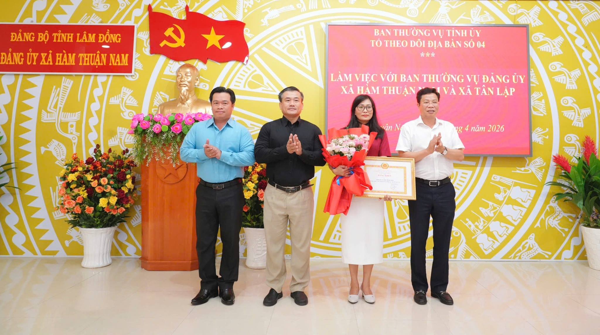 Đồng chí Lưu Văn Trung - Phó Bí thư Tỉnh ủy, Chủ tịch HĐND tỉnh làm việc với Ban Thường vụ Đảng ủy xã Hàm Thuận Nam và xã Tân Lập