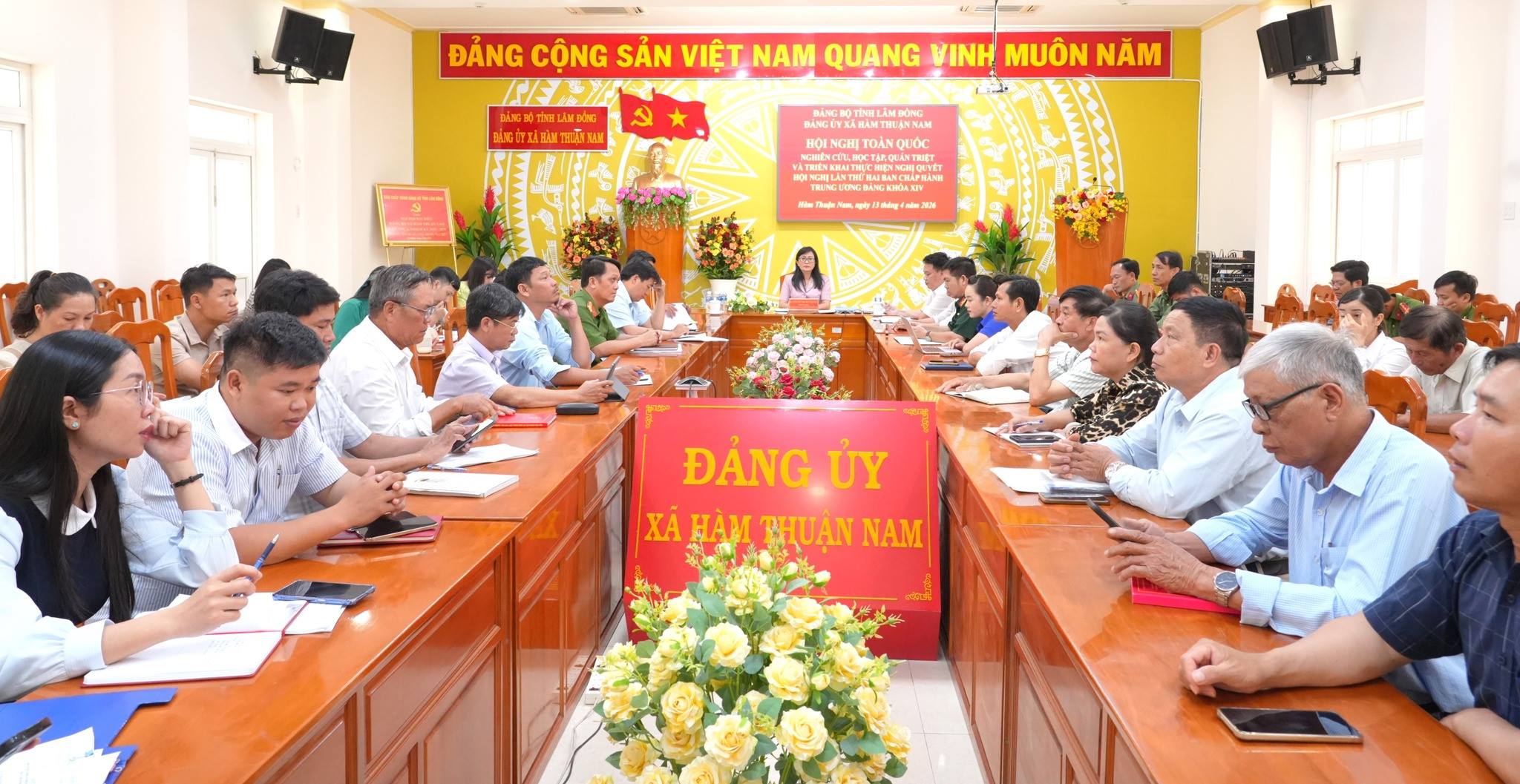 Hàm Thuận Nam tham gia Hội nghị trực tuyến toàn quốc nghiên cứu, học tập, quán triệt và triển khai thực hiện Nghị quyết Hội nghị lần thứ hai Ban Chấp hành Trung ương Đảng khóa XIV