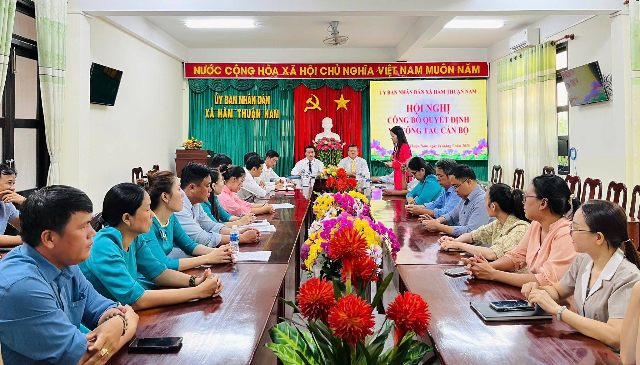 UBND xã Hàm Thuận Nam tổ chức Hội nghị công bố Quyết định về công tác cán bộ