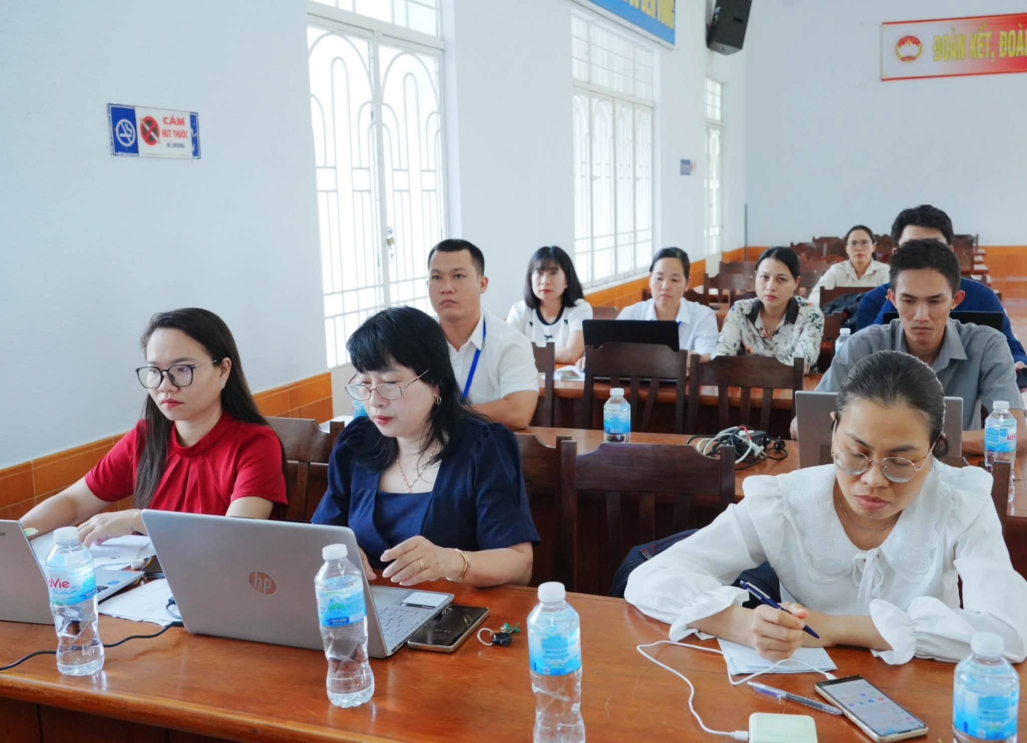 Xã Hàm Thuận Nam tổ chức tập huấn ứng dụng trợ lý trí tuệ nhân tạo trong công tác quản lý nhà nước để nâng cao năng lực số cho cán bộ, công chức, viên chức xã