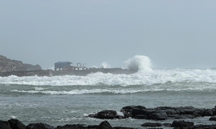 Phú Quý: Sóng lớn gần 5m làm hư hỏng bi kè và nhiều lồng bè nuôi trồng thủy sản