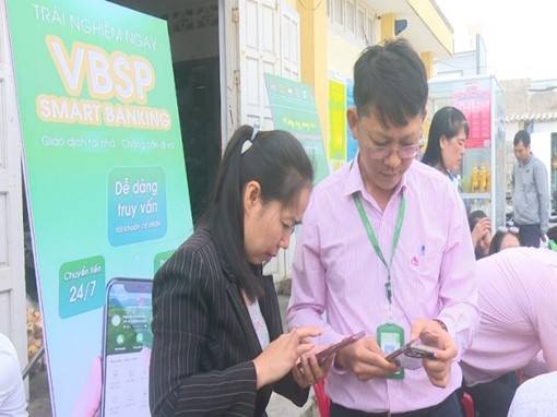 Ngân hàng Chính sách xã hội Phú Quý triển khai dịch vụ Mobile Banking cho các hộ kinh doanh