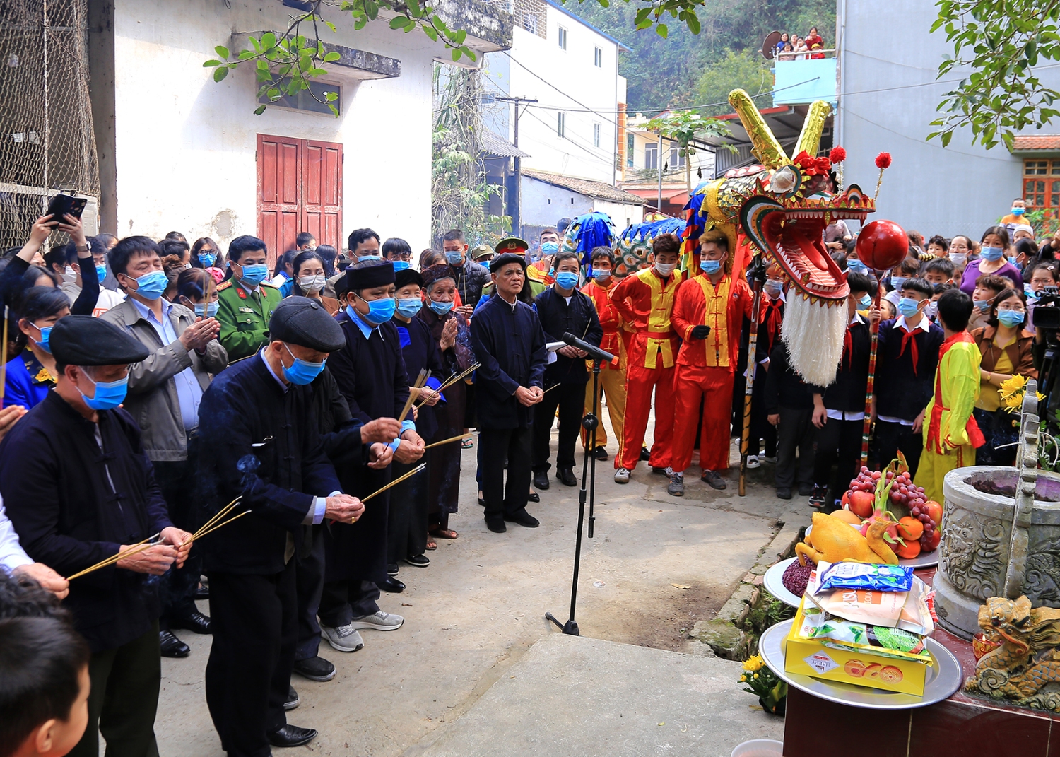 2 Doan thap huong thuc hien nghi le