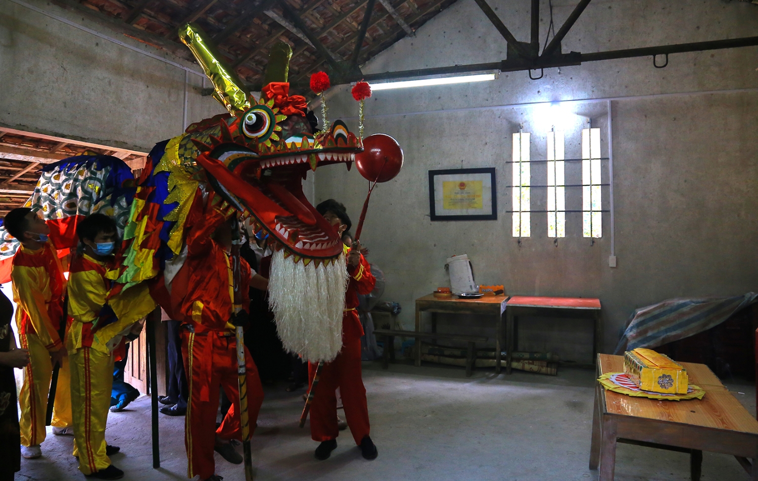 6 Thuc hien nghi le tai Mieu Bach Linh