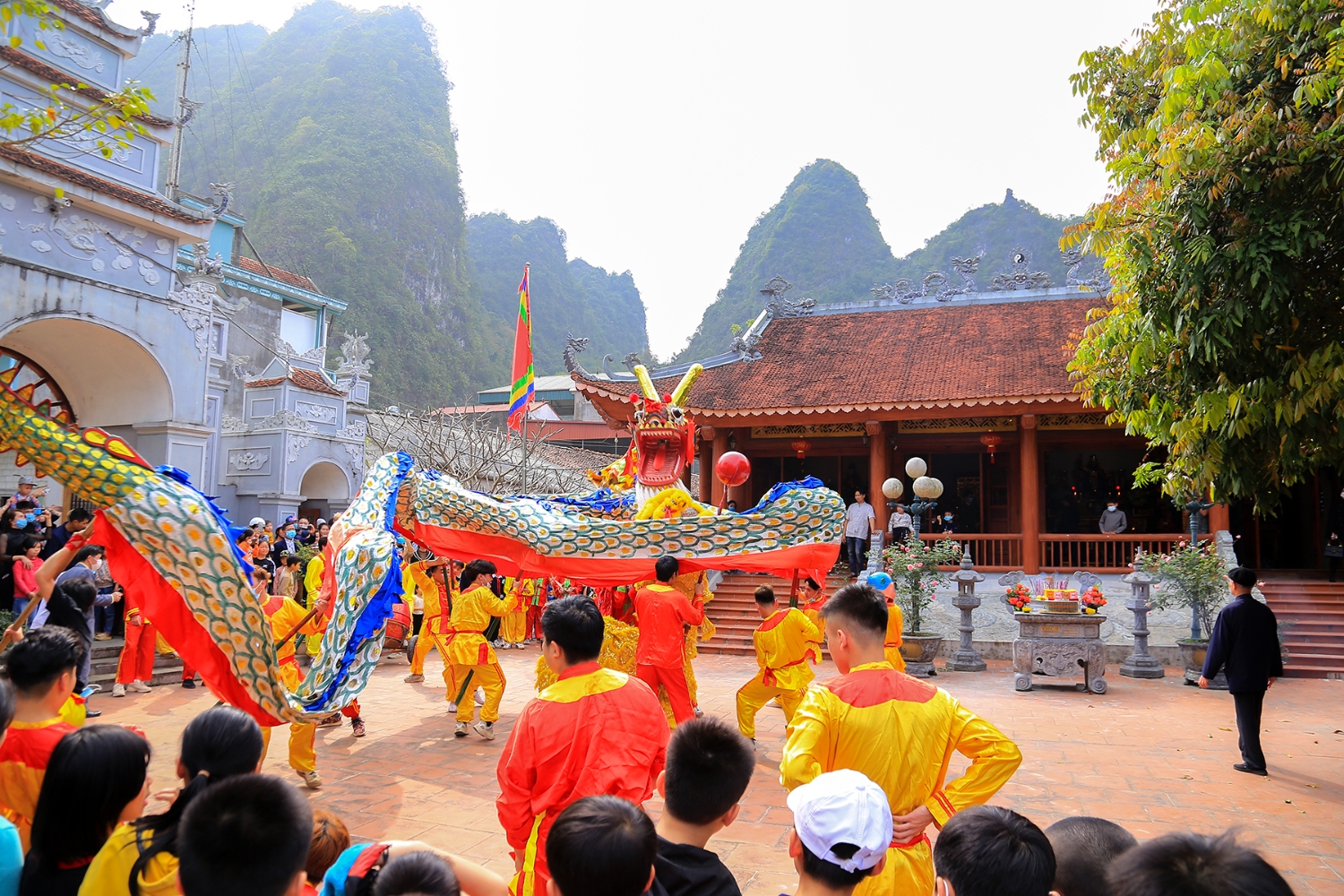 7 Thuc hien nghi le tai Den Nung Tri Cao