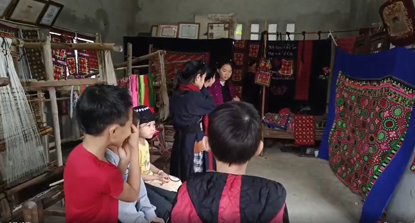 BẠN NHỎ TÌM HIỂU NGHỀ DỆT
