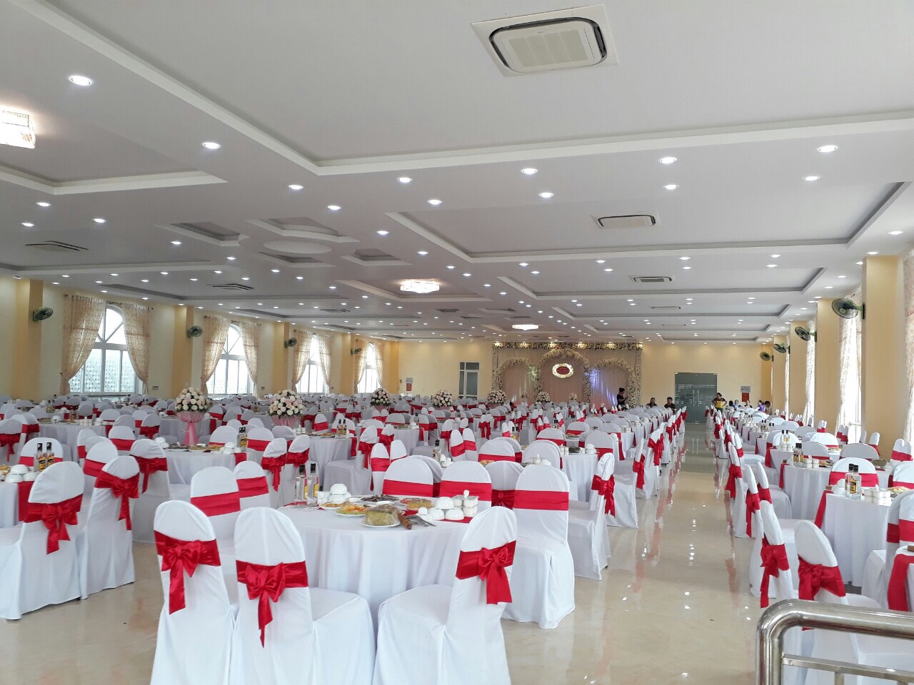 nha hang trong dong cao bang 2