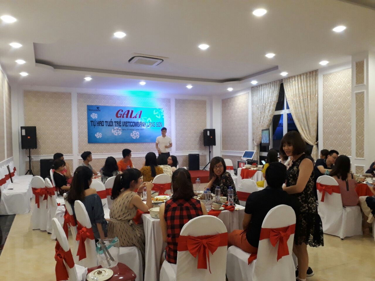 nha hang trong dong cao bang 3