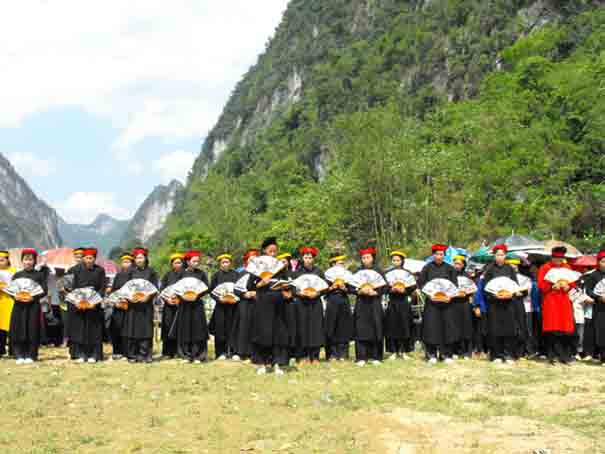 Father thanksgiving practice at the Festival in Chu Lang, village, Kim Dong commune, Thach An district.