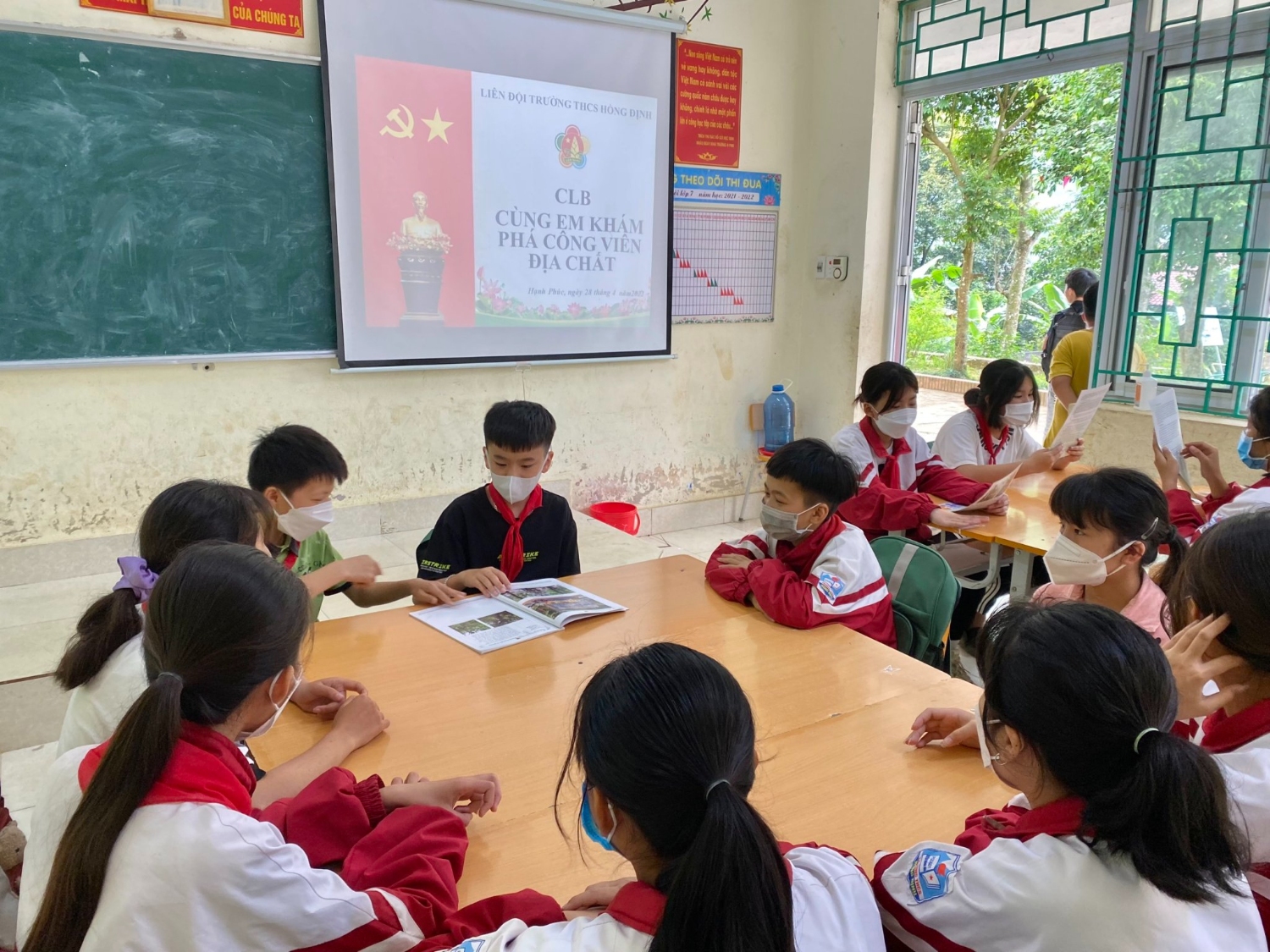 Các thành viên CLB Cùng em khám phá CVĐC trường THCS Hồng Định tìm hiểu về CVĐC Non nước Cao Bằng