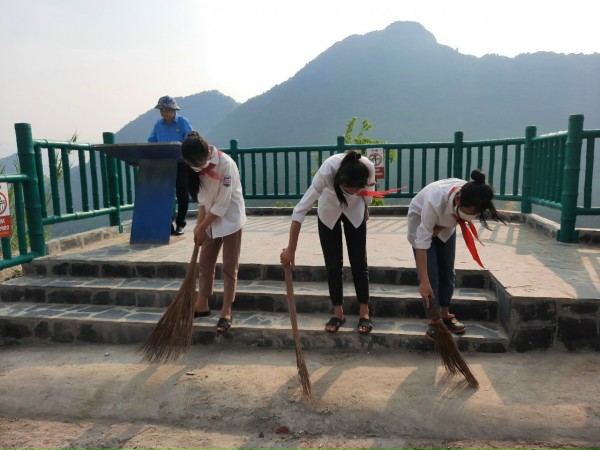 Học sinh trương THCS Nặm Nhũng dọn vệ sinh tại điểm di sản Cúc đá Lũng Luông