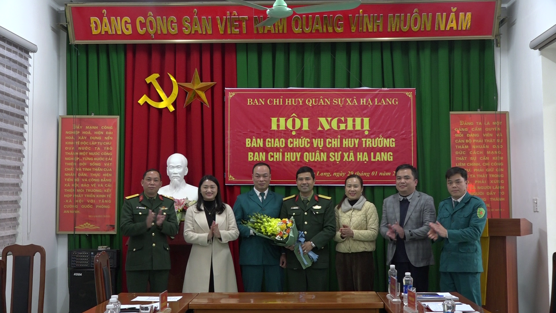 Tổ chức Hội nghị bàn giao nhiệm vụ chỉ huy trưởng Ban Chỉ huy Quân sự xã.  ​