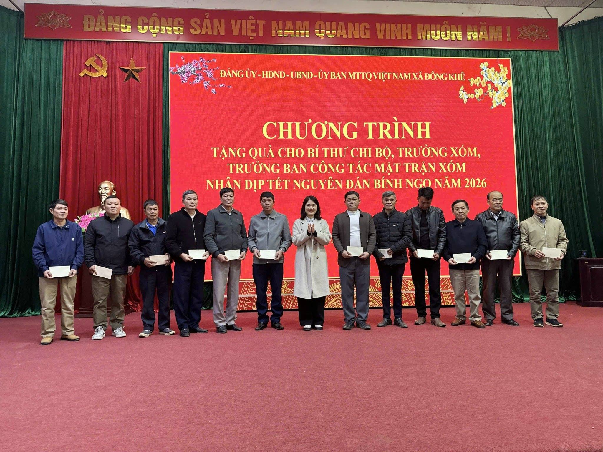 Xã Đông Khê tặng quà Bí thư chi bộ, Trưởng xóm, Trưởng ban Công tác Mặt trận nhân dịp Tết Nguyên đán 2026
