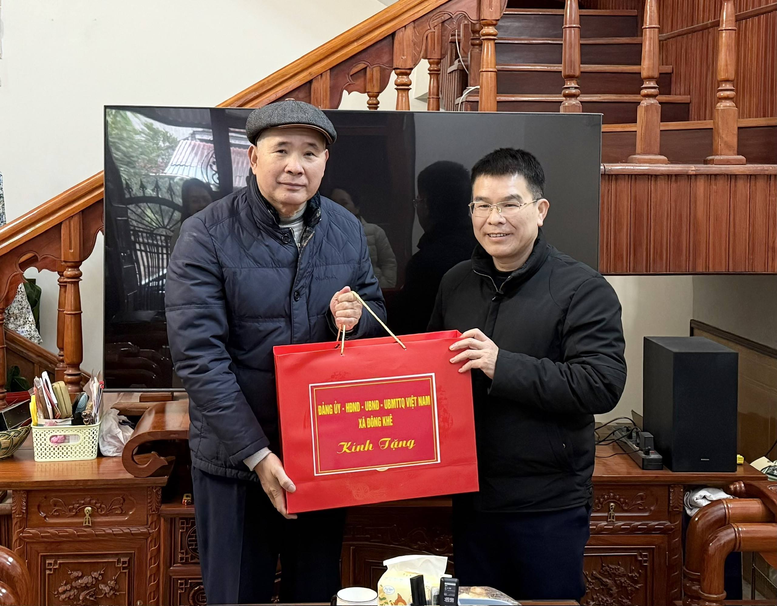 Đồng chí Nông Thế Phúc, Tỉnh ủy viên, Bí thư Đảng ủy xã thăm và tặng quà  nguyên lãnh đạo Sở, ngành và huyện trên địa bàn