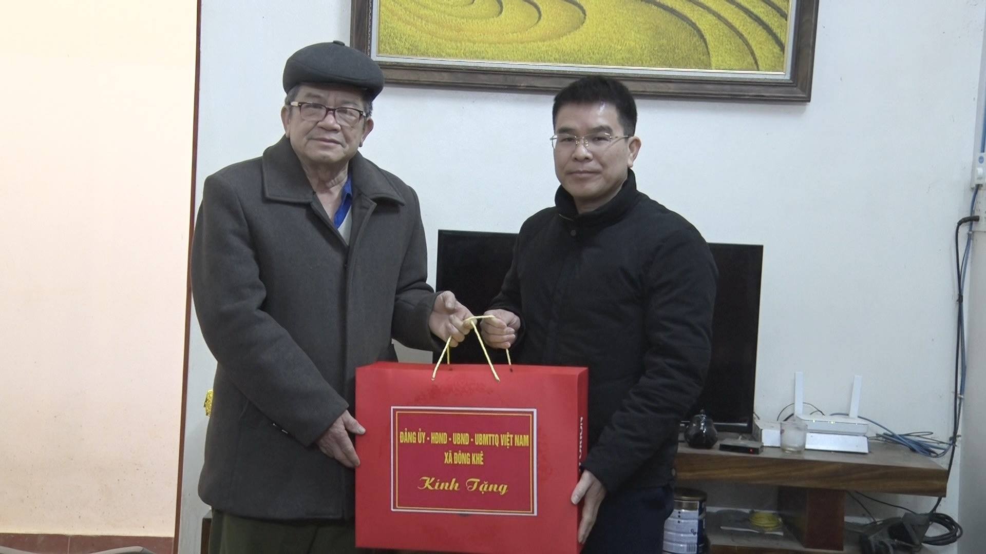 Xã Đông Khê thăm, tặng quà và chúc tết Nguyên đán Bính Ngọ 2026  các đồng chí nguyên lãnh đạo qua các thời kỳ