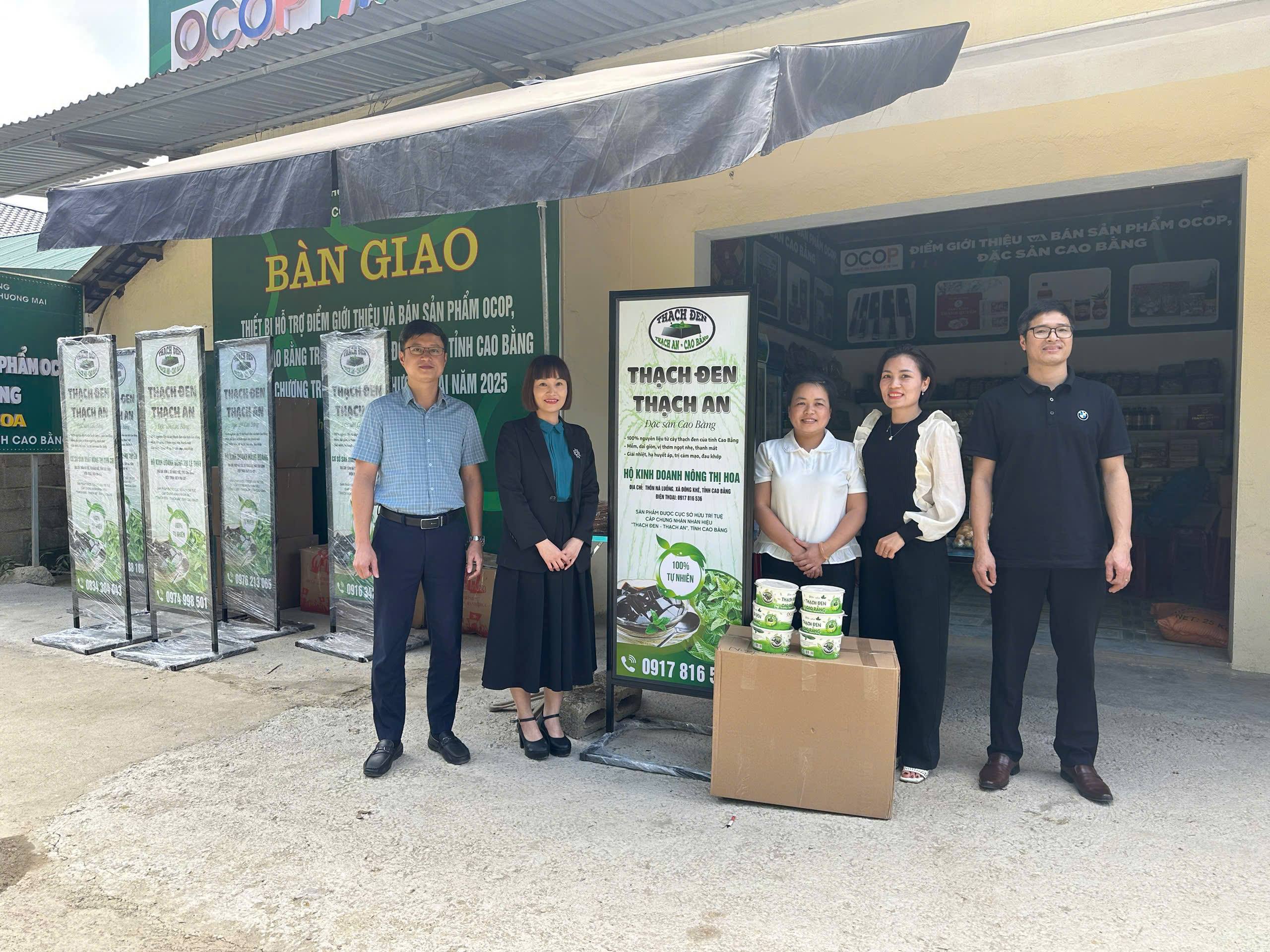 Trao hỗ trợ sản phẩm cho các hộ kinh doanh thạch đen trên địa bàn xã Đông khê