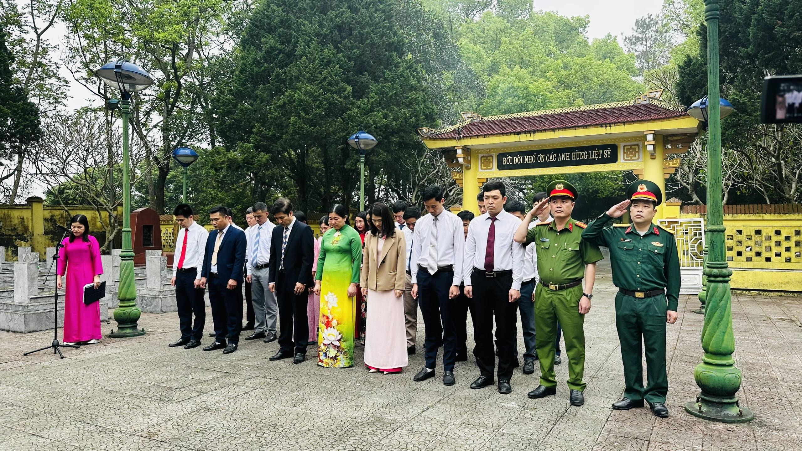 Đoàn đại biểu HĐND xã Đông Khê dâng hương tại Nghĩa trang liệt sĩ