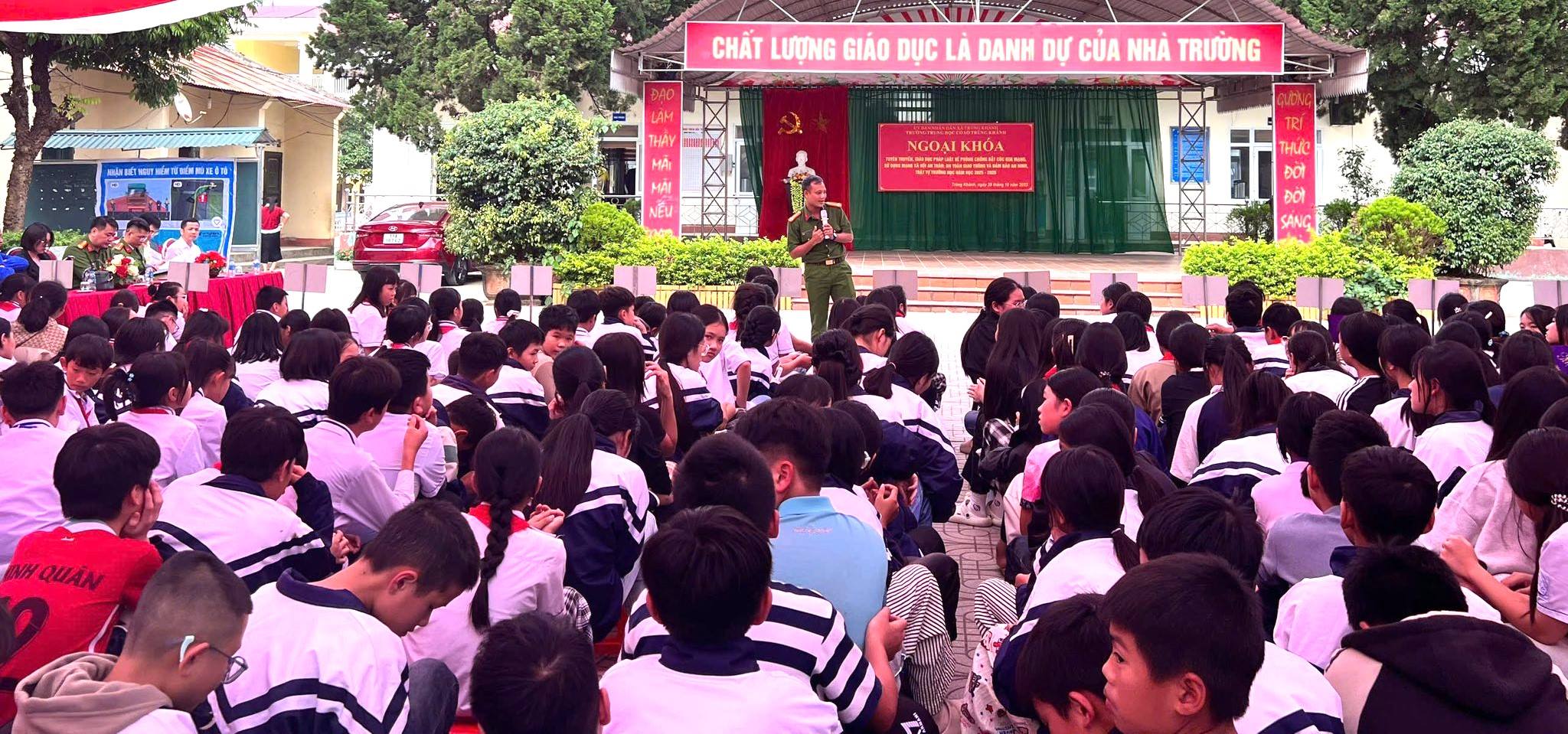 Công an xã Trùng Khánh phối hợp tuyên truyền giáo dục pháp luật về phòng chống ma túy, bạo lực học đường, an ninh mạng và triển khai chiến dịch "Không một mình - Cùng nhau an toàn trực tuyến" tại Trường THCS Trùng Khánh và Trường THCS Lăng Hiếu.