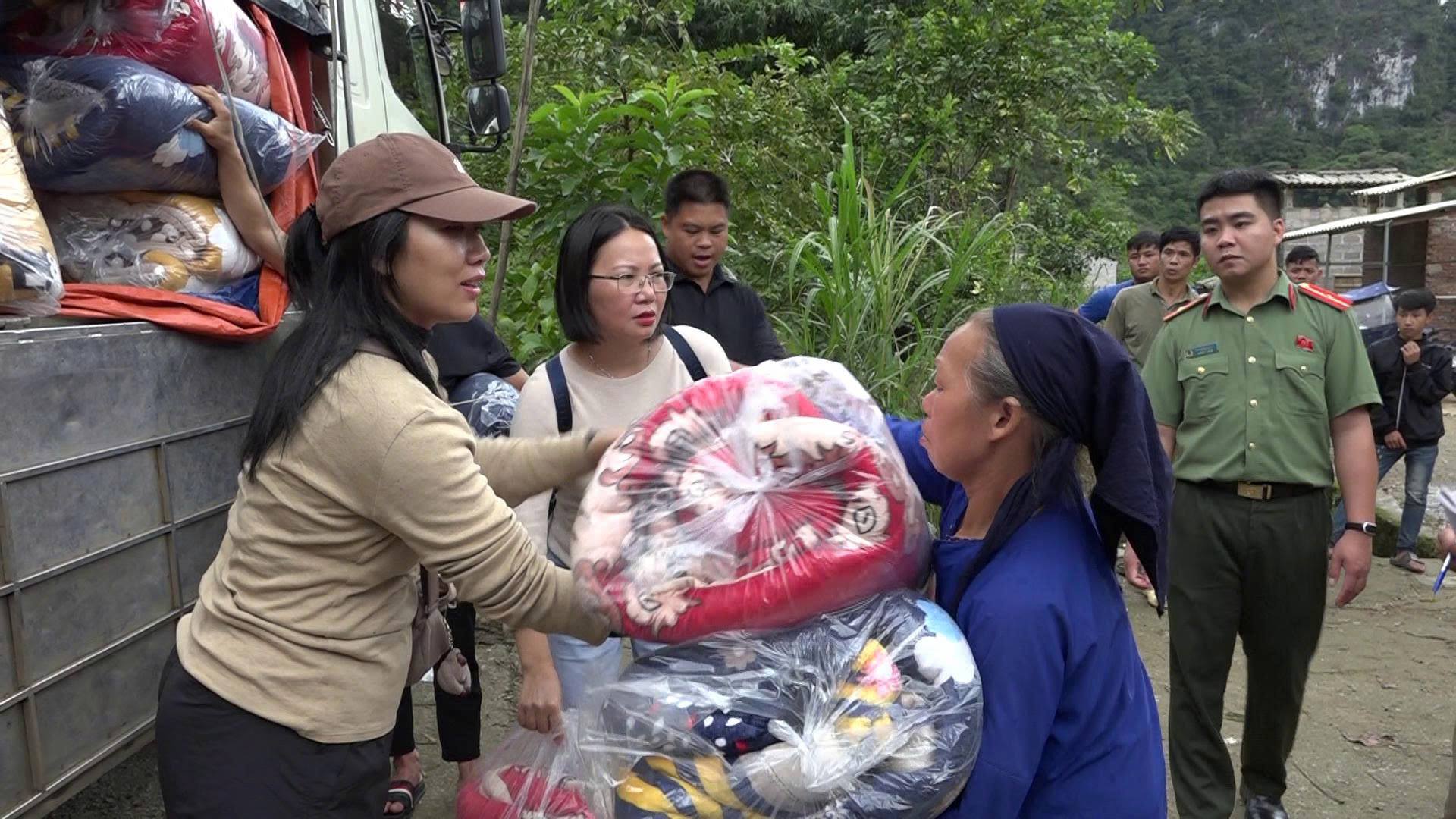 Hỗ trợ xóm Lũng Chung, xã Trùng Khánh, tỉnh Cao Bằng bị ngập úng do mưa lũ