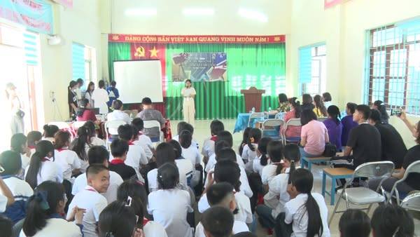 Dự án Brocade Bảo tồn Văn hóa dân tộc tày Cao Bằng trao tặng sách, giá sách cho các trường học trên địa bàn xã Trùng Khánh.