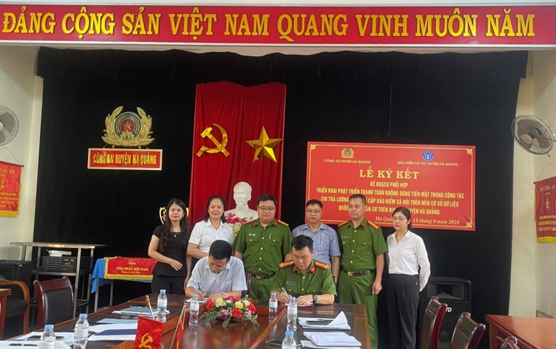  Lễ ký kết giữa Công an và Bảo hiểm xã hội huyện trong việc triển khai thanh toán không dùng tiền mặt