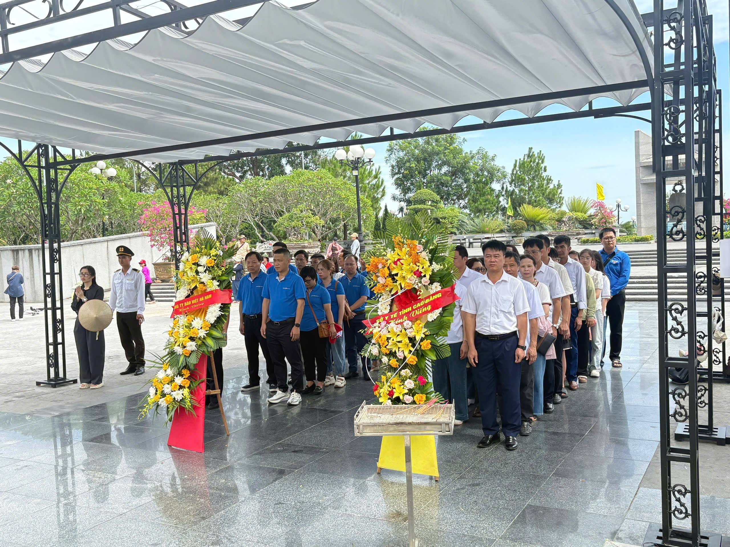 Sở Y tế dâng hương, viếng nghĩa trang Liệt sĩ Trường Sơn và Nghĩa trang Liệt sĩ Đường 9, tỉnh Quảng Trị