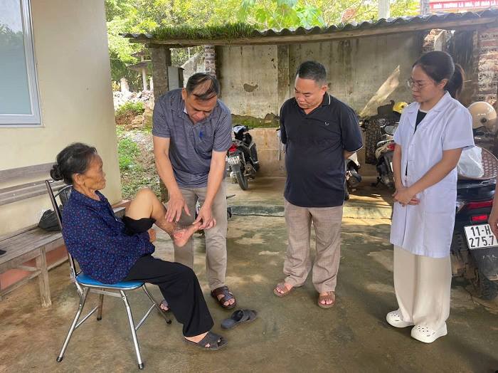 Trung tâm Kiểm soát bệnh tật giám sát, khám chăm sóc tàn tật cho bệnh nhân phong đang quản lý tại điểm Y tế Đức Long (xã Nam Tuấn) và Trạm Y tế xã Hòa An