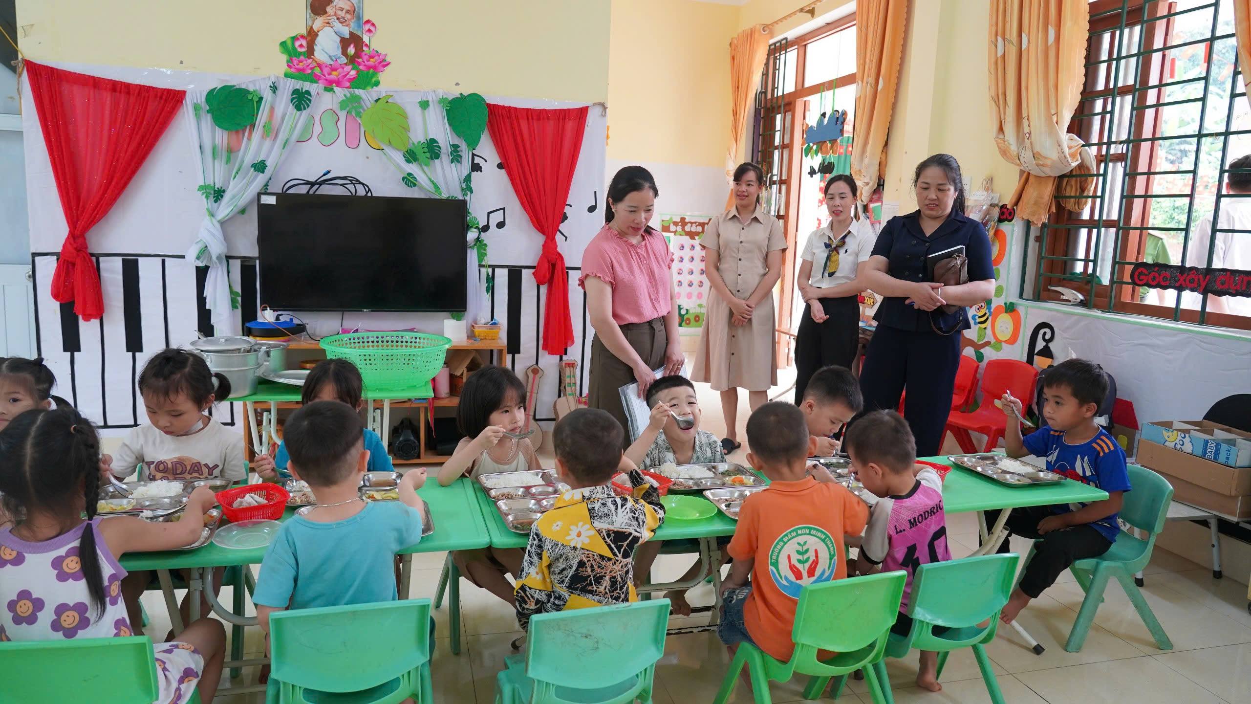 Kiểm tra công tác y tế học đường, bếp ăn tập thể tại các trường học tổ chức ăn bán trú trên địa bàn xã