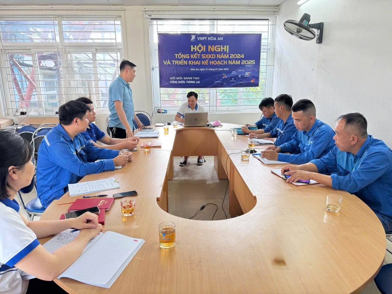Đồng chí Bùi Trọng Duy, Ủy viên Ban Thường vụ Đảng ủy, Phó Chủ tịch HĐND xã Hòa An dự buổi sinh hoạt thường kỳ tại Chi bộ VNPT Hòa An.