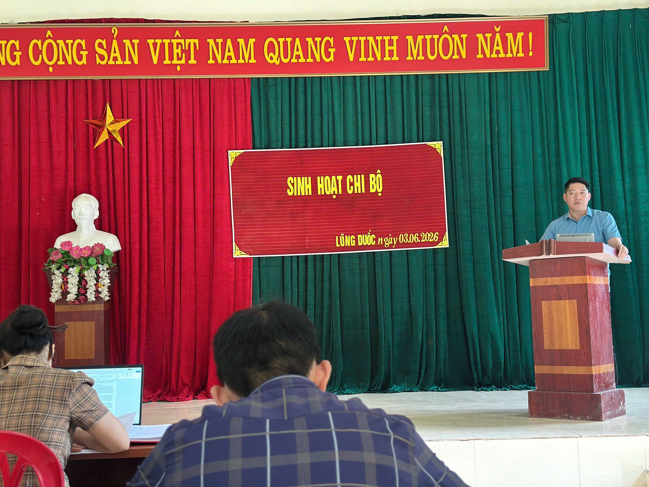 Đồng chí Bùi Trọng Duy, Ủy viên Ban Thường vụ Đảng ủy, Phó Chủ tịch HĐND xã Hòa An đã đến dự buổi sinh hoạt định kỳ tại Chi bộ xóm Lũng Duốc.