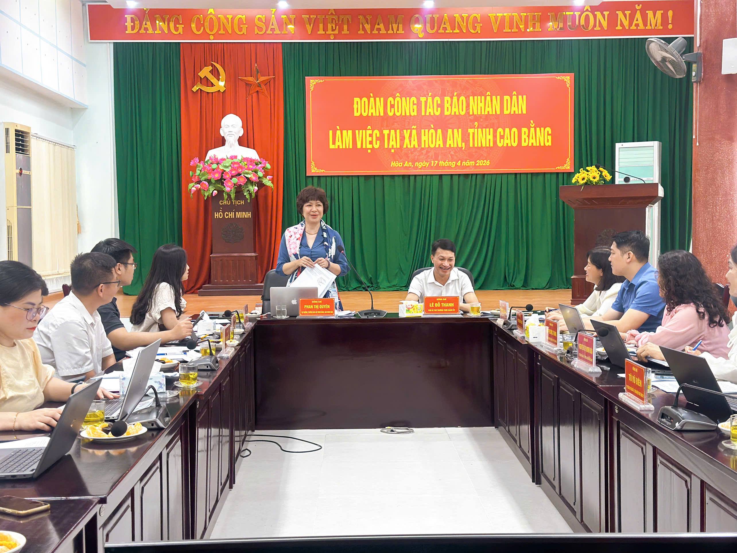 Đoàn công tác của Báo Nhân dân làm việc với Đảng ủy xã Hòa An