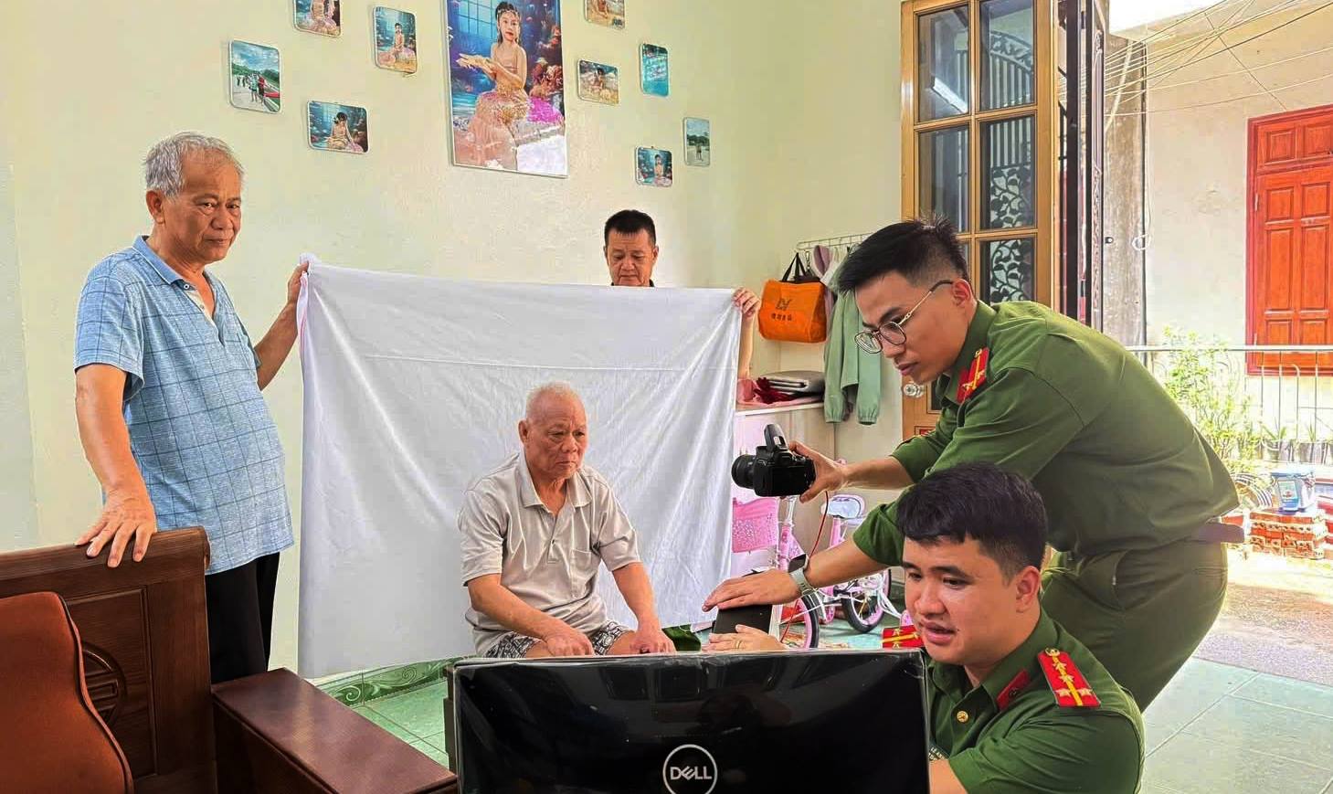 Ba phường Thục Phán, Nùng Trí Cao và Tân Giang thực hiện đổi thẻ đảng viên lưu động cho các đảng viên cao tuổi